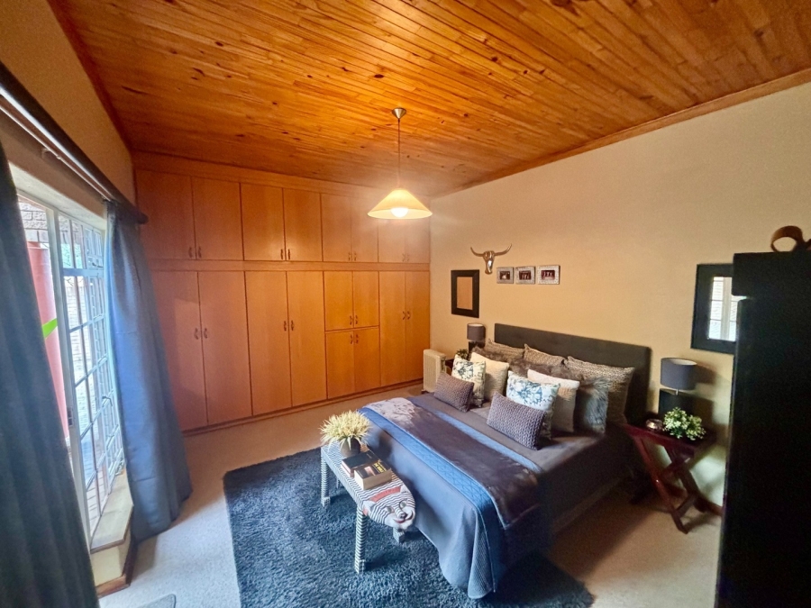 5 Bedroom Property for Sale in Wilkoppies North West